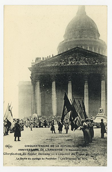 File:Glorification du Soldat Inconnu - transfert du Cœur de Gambetta. La Sortie du cortège du Panthéon - P-FG-CP-00748.jpg