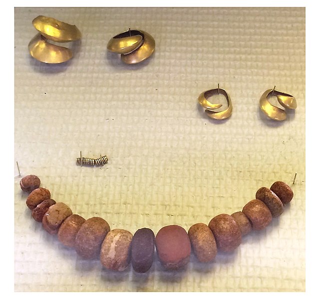 File:Gold rings and amber 1.jpg