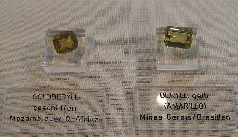 File:Goldberyll 2x geschliffen aus Mosambik und Brasilien.jpg