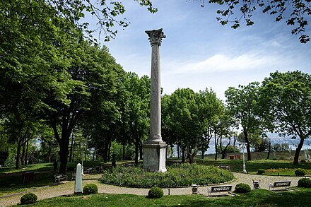 Колонна в прошлом 5. Готская колонна в парке Гюльхане. Готская колонна в Стамбуле. Парк Гюльхане в Стамбуле. Готская колонна древний Рим.