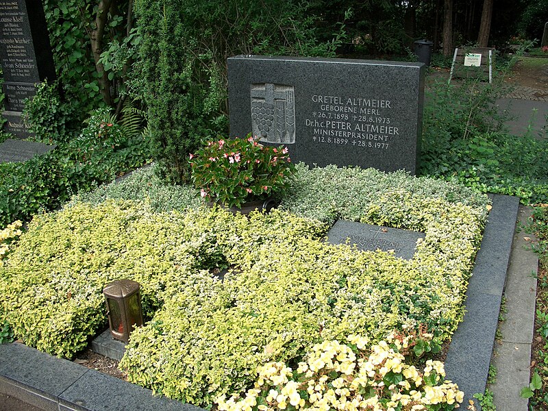 Peter Altmeier 800px-Grab_Altmeier_Hauptfriedhof_Koblenz