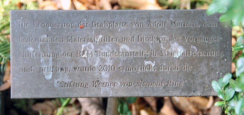 File:Grabstätte Königin-Luise-Str 55 (Dahlem) Adolf Martens1.jpg