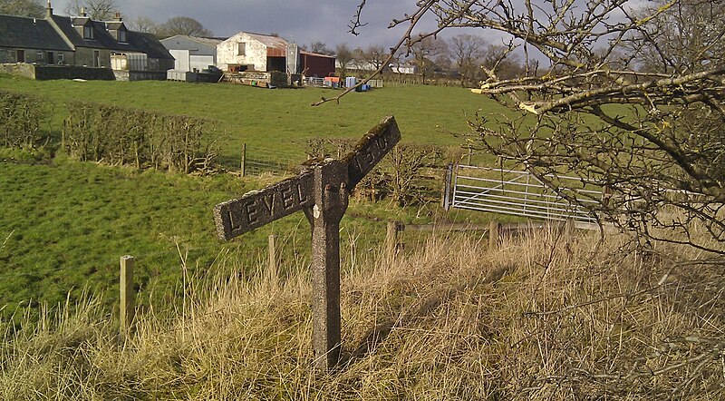 File:Gradient Post near Lugton on old Barrmill to Lugton branch.jpg