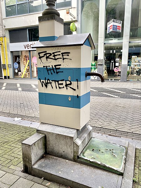 File:Grafitti tegen waterprivatisering (Turnhout, Vlaanderen, 2023).jpg