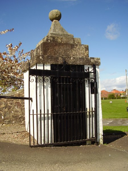 File:Graveyard Guardhouse - geograph.org.uk - 940349.jpg