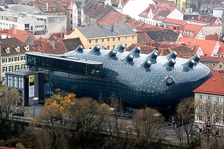 Le Kunsthaus Graz, à Graz (par Peter Cook et Colin Fournier (en), 2003).