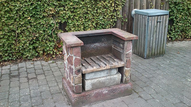 File:Grill i Klostervangen.jpg