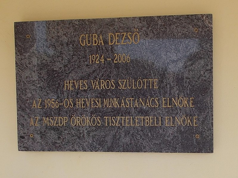 File:Guba Dezső emléktábla, Hősök tere, 2019 Heves.jpg