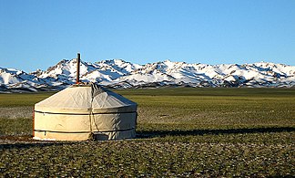 Айлын баруун талаар (монгол гэрийн үүд өмнө зүгт хардгаас үндэслэв) Гурвансайханы нуруу