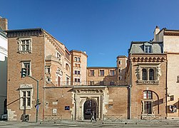 Hôtel du Vieux Raisin à Toulouse (XVIe siècle). La pierre est utilisée en complément pour les décorations des fenêtres.