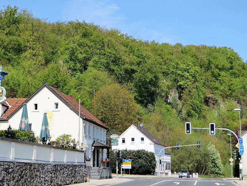 File:Hünenpforte und Weißenstein.JPG