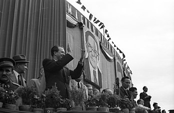 Place des Héros, Gyula Ortutay à gauche, László Rajk et György Marosán au milieu, pendant la cérémonie du 1er mai 1947.