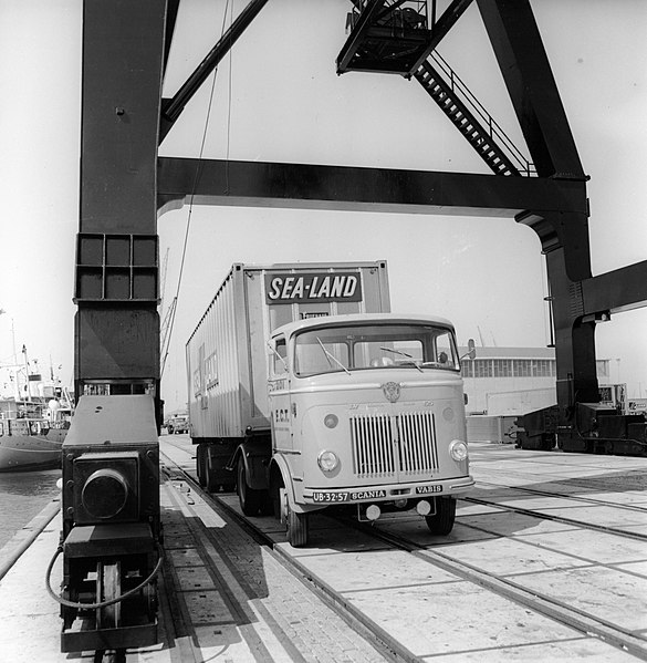 File:HUA-171607-Afbeelding van de overslag van containers van rederij Sea-Land op de Europe Container Terminals (E.C.T.) in de Eemhaven te Rotterdam.jpg