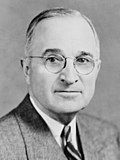 Harry S Truman, retrato fotográfico de medio cuerpo en blanco y negro, de frente, 1945 (recortado).jpg