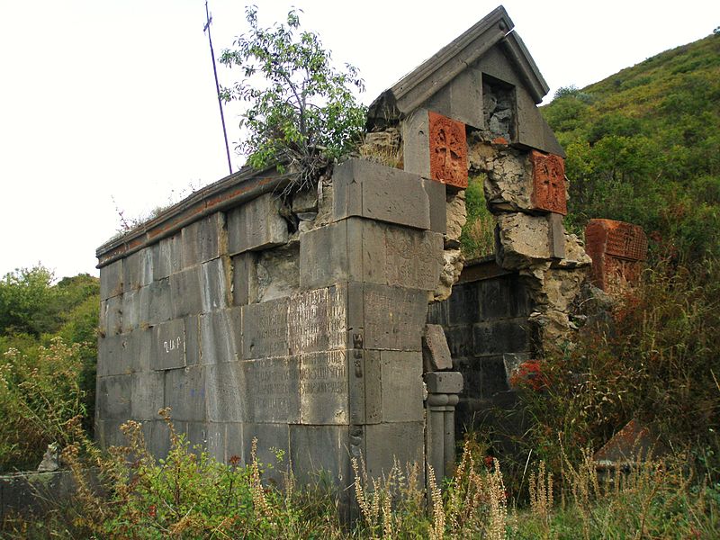 File:Havuts Tar Shrine.JPG