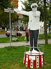 Heinz-Erhardt-Denkmal am Heinz-Erhardt-Platz in Göttingen als Szene im Film Natürlich die Autofahrer