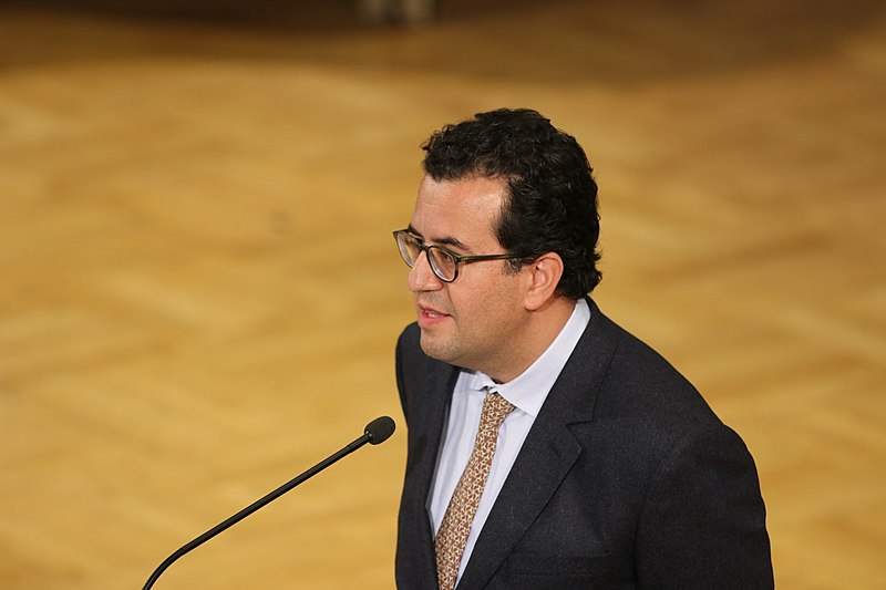 File:Hisham Matar - Dankesrede zum Geschwister-Scholl-Preises 2017 - Halbnah.jpg