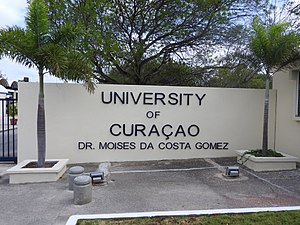 Hoofdingang van de University of Curacao-Mei 2018.jpg