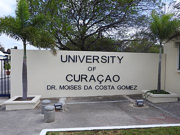 File:Hoofdingang_van_de_University_of_Curacao-Mei_2018.jpg