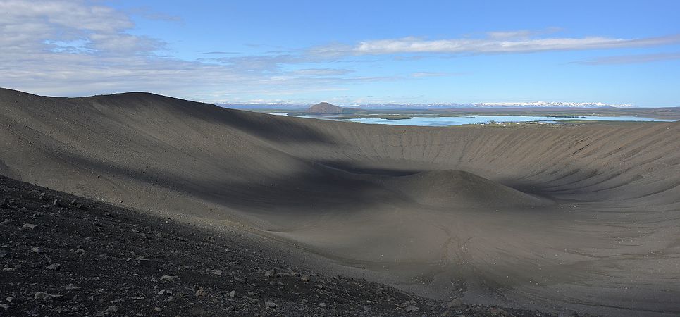 圖為冰島北部米湖區的惠爾山，是一座罕見的凝灰岩環火山。其火山口的直徑超過1公里。從背景可以看見米湖。