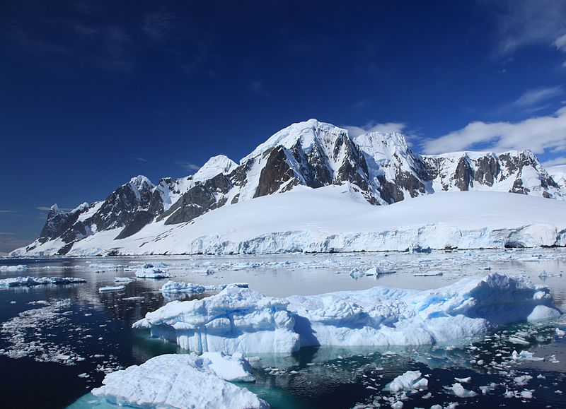 File:Iceberg in the Lemaire Channel, Antarctica (6062774286).jpg