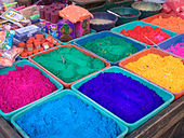 店頭に並ぶ色粉（インド）