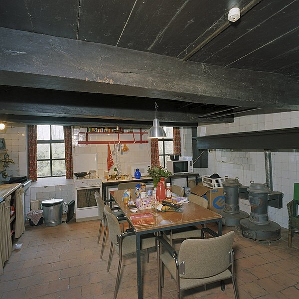 File:Interieur, overzicht van kelder met oude potkachels - Ezinge - 20380863 - RCE.jpg