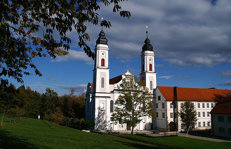 File:Irsee - Klosterkirche v NW, Herbst 04.JPG