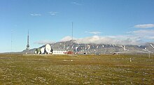 Svalbard-дағы Isfjord радиосы west.jpg-ден көрінеді