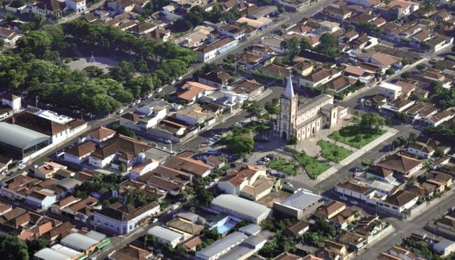 Vista parcial da área central com destaque para as Praças 9 de Julho e Padre Victor, esta segunda onde se encontra a Igreja Matriz de São José.