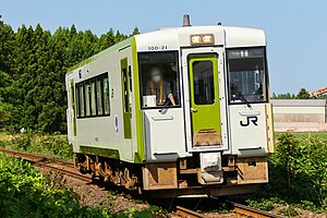 大湊線を走行するキハ100系気動車（2021年7月 有戸駅 - 北野辺地駅間）