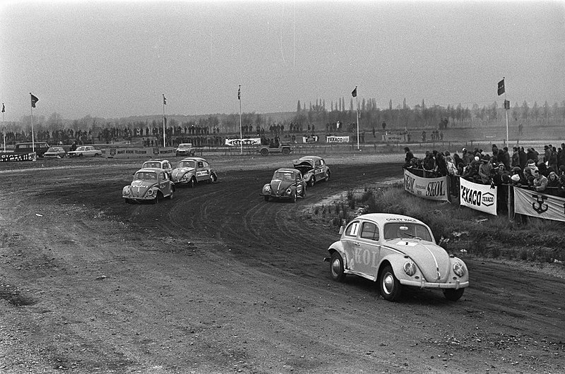 File:Jaarlijkse Crazy Race voor VW-kevers in Valkenswaard, Bestanddeelnr 926-1229.jpg