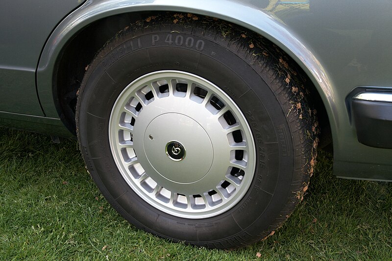 File:Jaguar XJ Roulette (7x15") alloy wheel (2).jpg