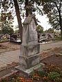 Polski: Najstarszy nagrobek na tutejszym cmentarzu (1907)