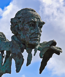 Jesus Delgado Valhondo di Monumento a los Tres Poetas di Badajoz, Spanyol. Patung oleh Luis Martínez Giraldo