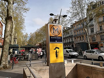 L'entrée du métro et le logotype de Jeanne d'Arc.