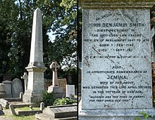 Žulový obelisk obklopený dalšími náhrobky