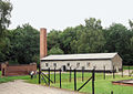 Gaskammer (Gebäude links) und Krematorium