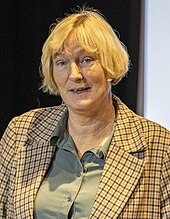 Foto einer Frau mit kurzen blonden Haaren