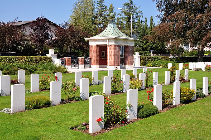 File:Klagenfurt Waidmannsdorf Lilienthalstrasse War Cemetery graves 21092011 382.jpg