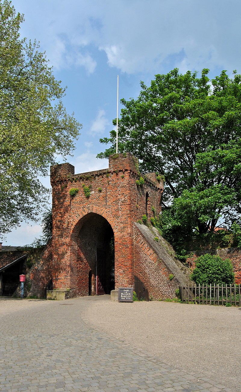 File:Glasbecher mit Schlangenfadenverzierung (Ende 4. Jh.), Gelduba Grab  4756, Museum Burg Linn.jpg - Wikimedia Commons