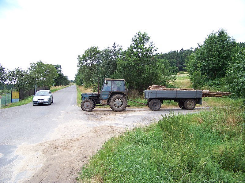File:Kvasejovice, traktor na křižovatce.jpg