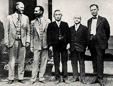 John August Anderson (última a la dreta) al costat de Beno Gutenberg a la Societat Americana d'Enginyers Civils el 1931