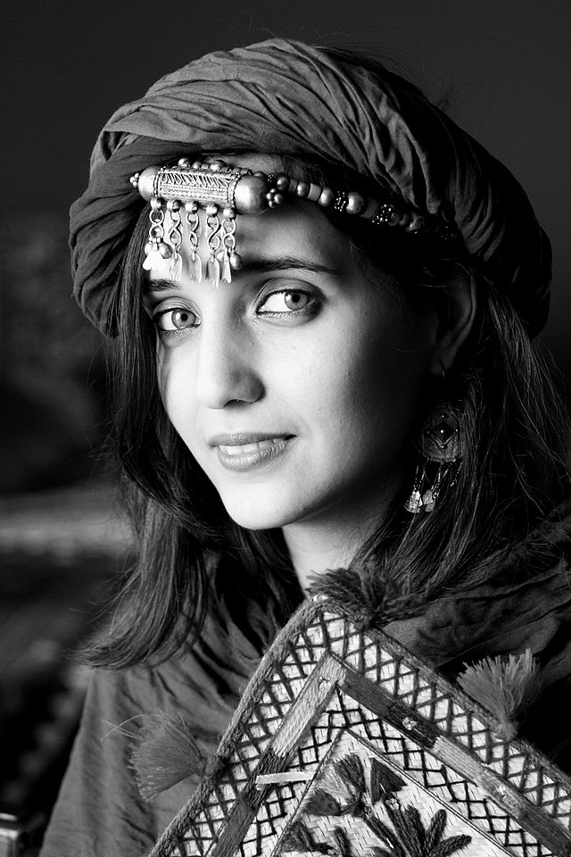 Jeune femme en tenue traditionnelle berbère (Algérie).