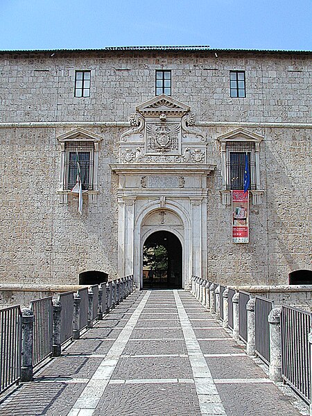 File:L'Aquila, Forte Spagnolo 2007 by-RaBoe.jpg