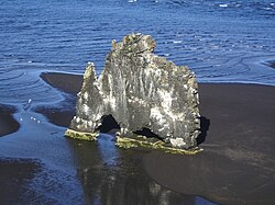Hvítserkur viděný z útesu s výhledem na něj.