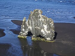 Hvítserkur sett fra klippen med utsikt over den.