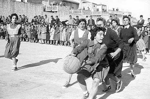 Women playing basketball in Alginet, Valencia, 1956.