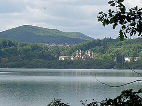 Vue du lac et pi éd l'abaïe d' Maria Laach.