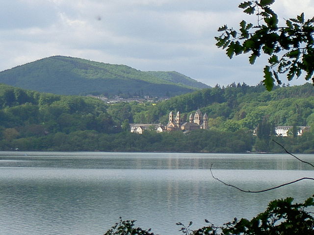 Vue du lac et pi éd l'abaïe d' Maria Laach.